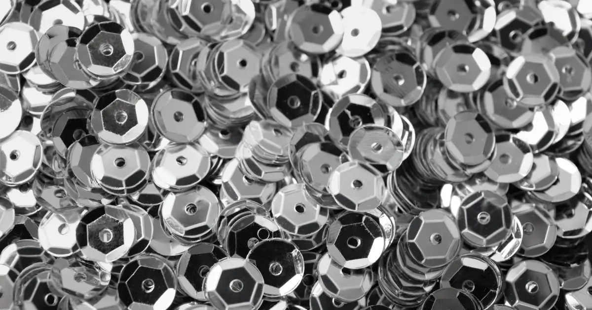 Difference between extrusion dies and injection moulds used in industrial manufacturing and precision tooling